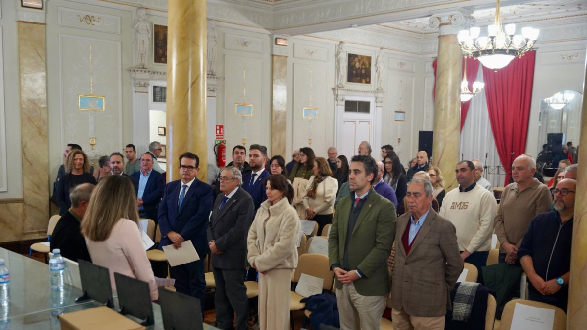La Mesa del Tren comenzó con un minuto de silencio la celebración de su décimo aniversario.