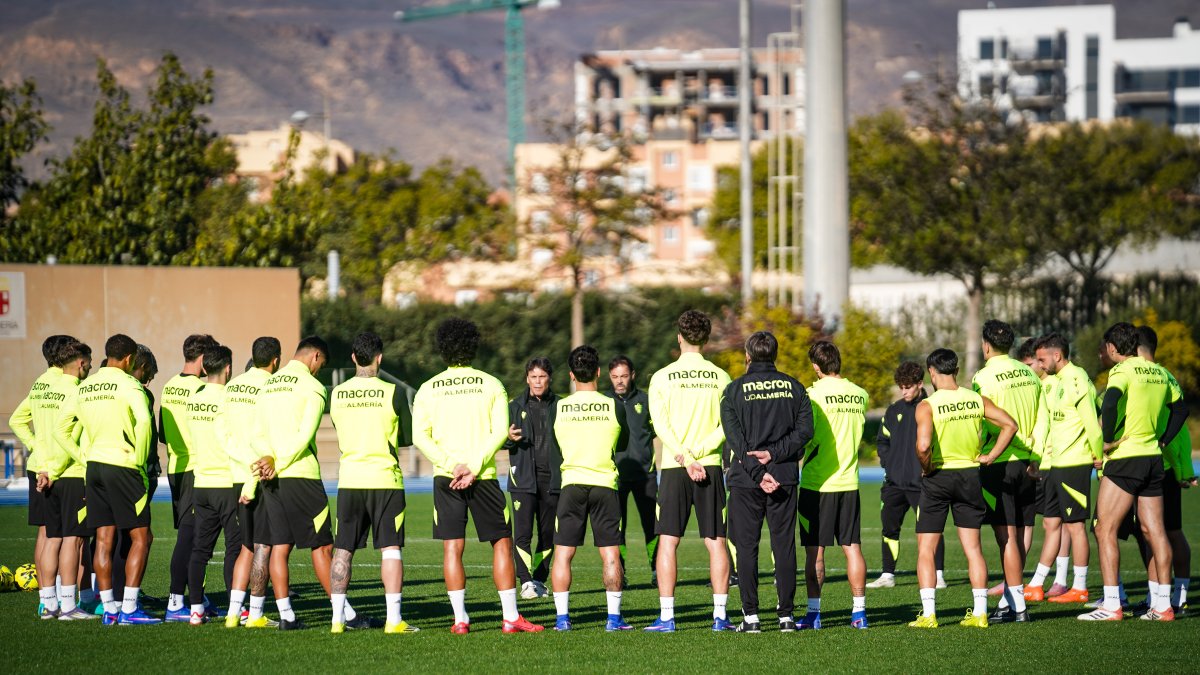 Charla de Rubi a la plantilla en el Anexo del Estadio de los Juegos Mediterráneos.
