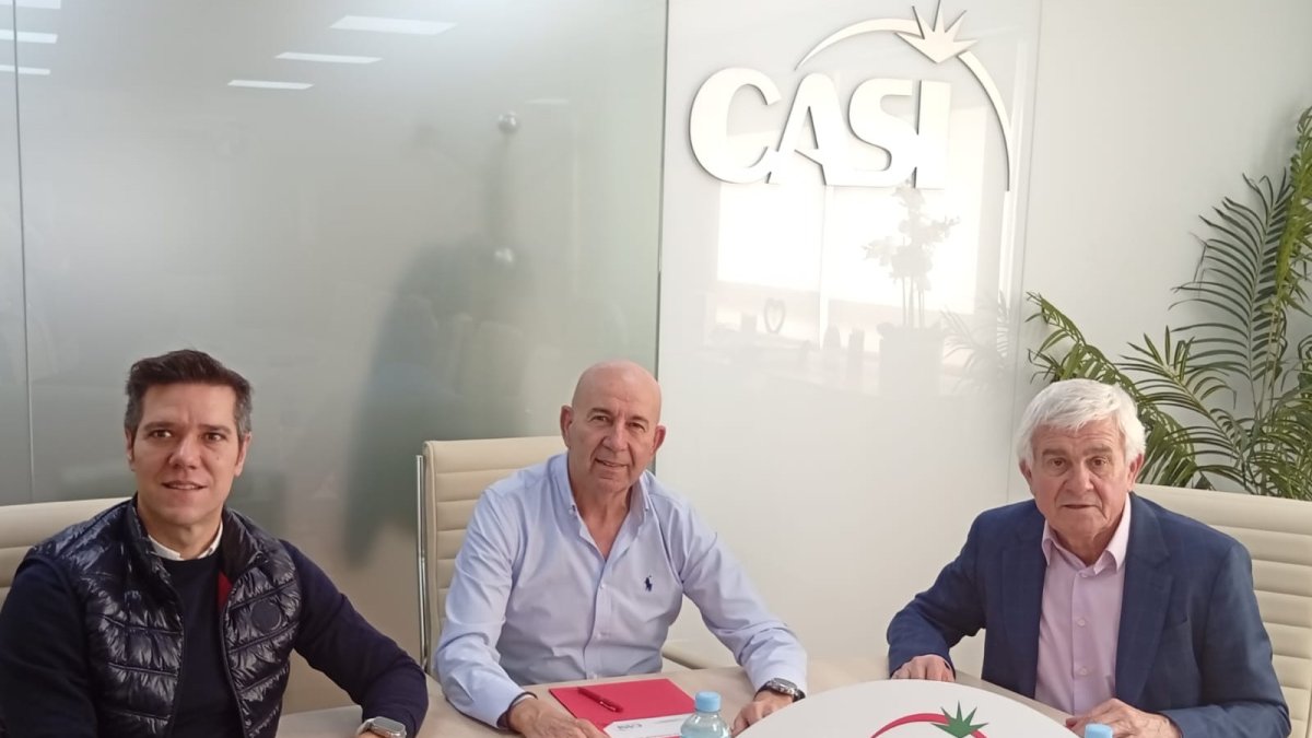 La cooperativa CASI, salida de la Clásica de Almería femenina 2026.