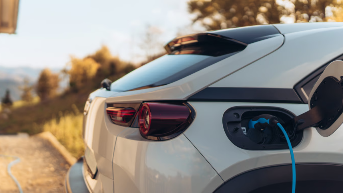 El sol almeriense permite circular casi gratis.