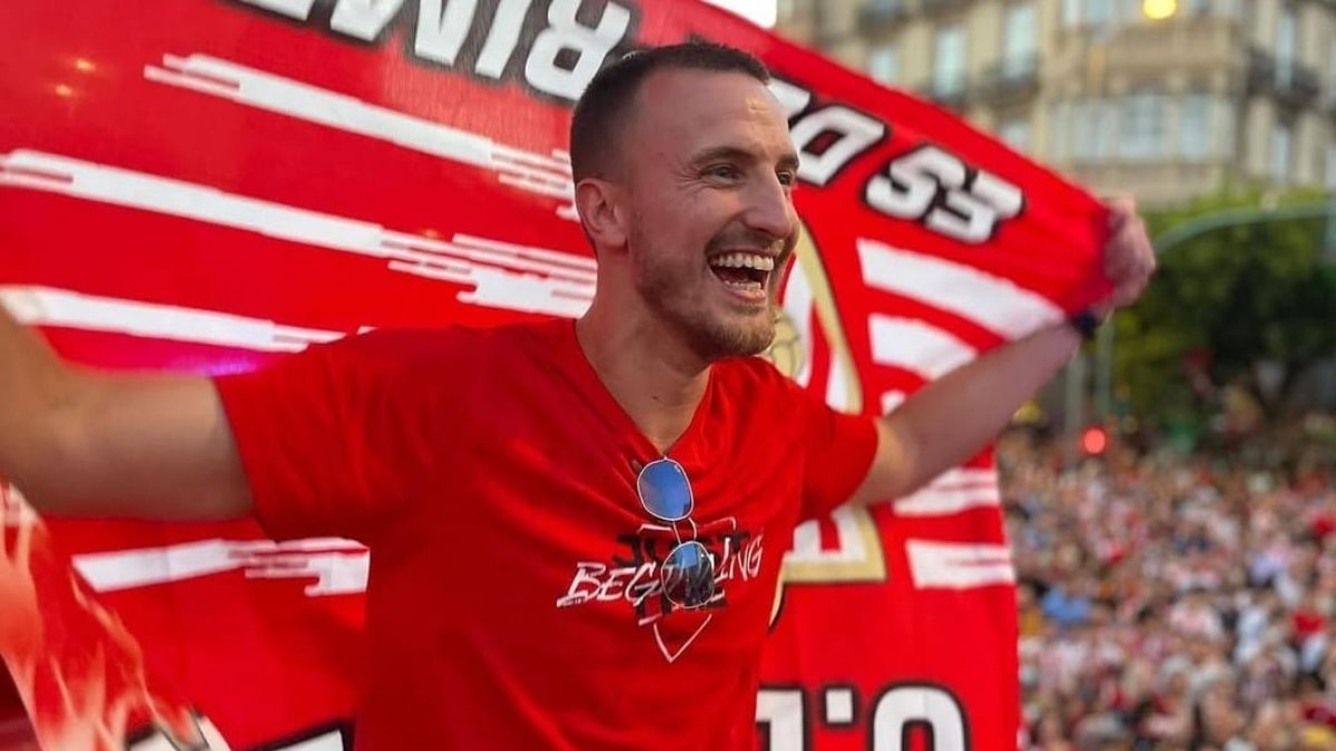 Foto publicada en su perfil de Instagram celebrando el ascenso a Primera División.