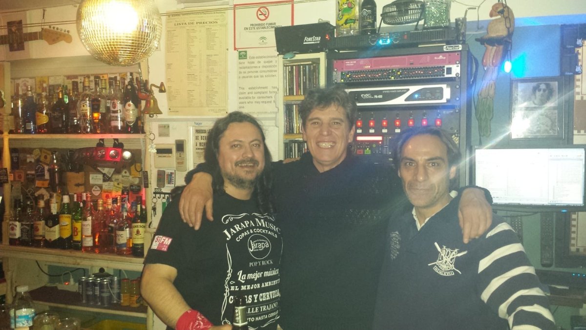 Iván González, Javier Ojeda (Danza Invisible) y David García, en la barra del Tren de Largo Recorrido (Jarapa 10), que abrió sus puertas en 2010 como la tercera versión de este emblemático pub.