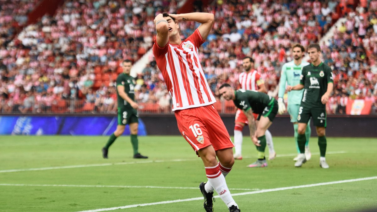 El lateral Luna se desespera en el Almería-Racing de Santander.