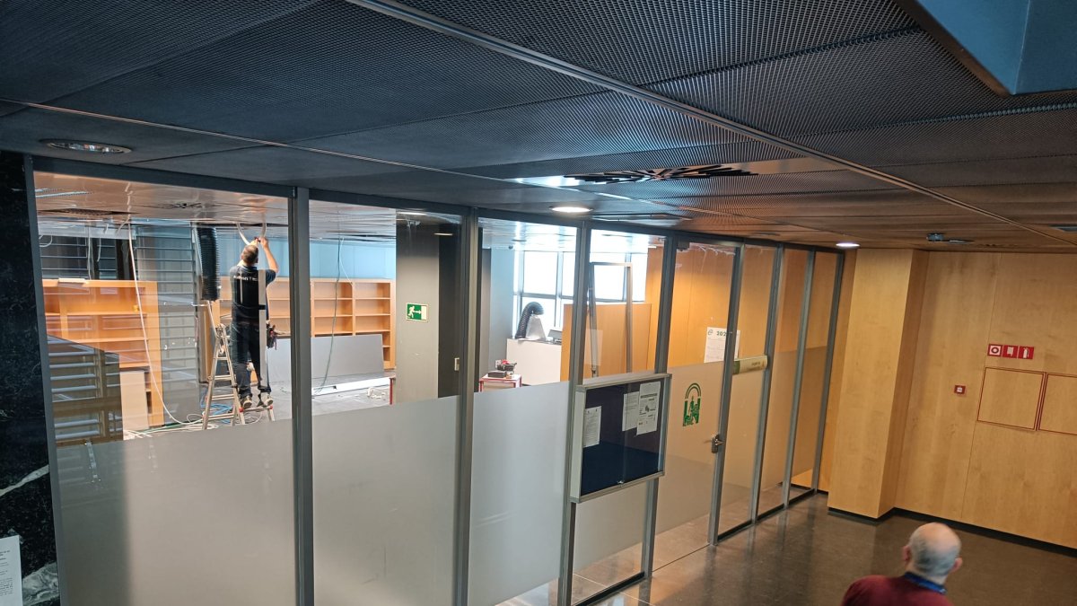 Imagen de un operario preparando la sala principal del Tribunal el pasado jueves 29 de enero.