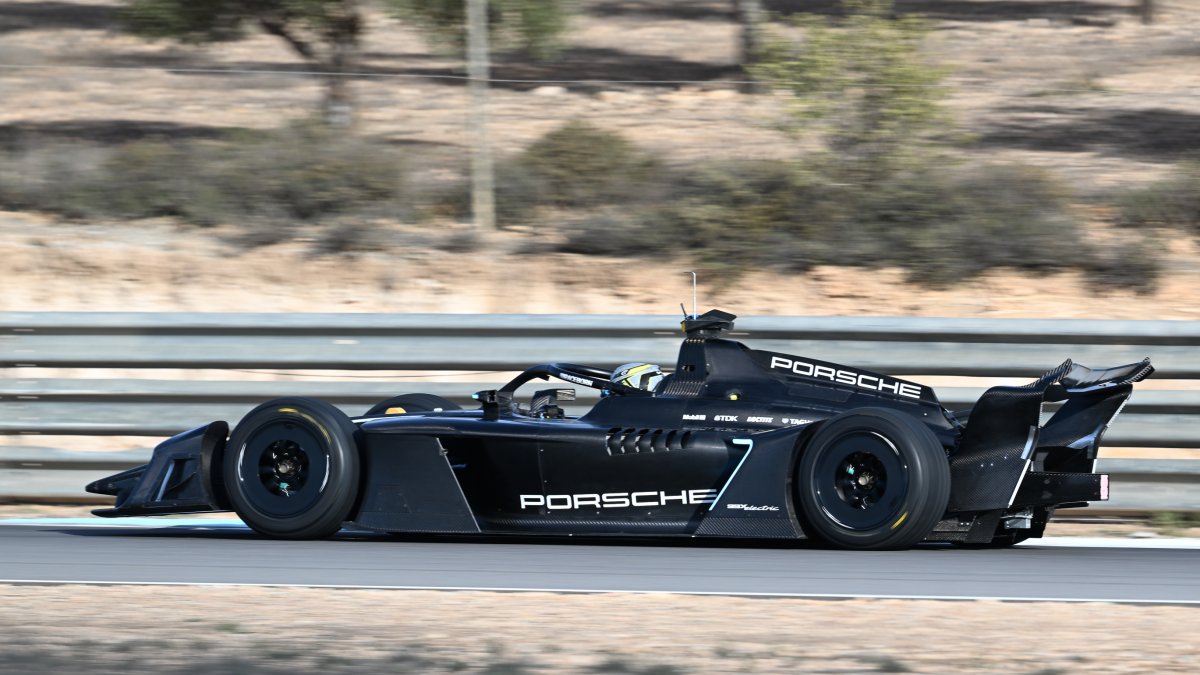 El formula de Porsche en uno de los test llevados a cabo en el Andalucía Circuit.