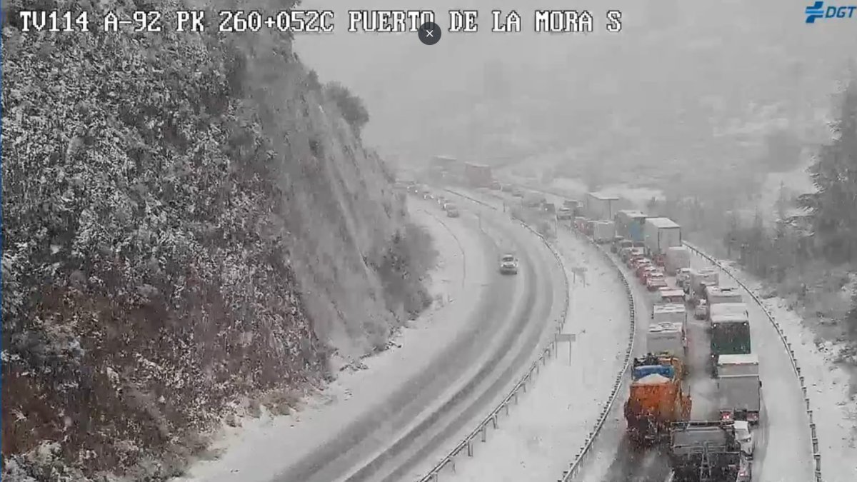 Cortado el puerto de la Mora, en Granada, por nieve.