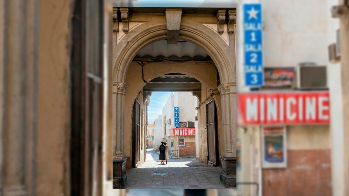 El histórico cine Moderno, detrás del ayuntamiento, no pudo superar la crisis de los años 80 y tuvo que reconvertirse en un centro de salas minicines.