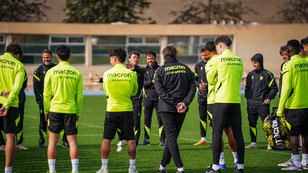Rubi se dirige a unos futbolistas que sueñan con el ascenso.