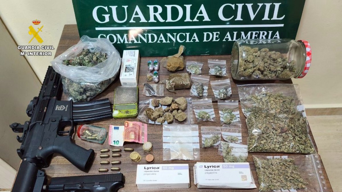 Droga y objetos incautados por la Guardia Civil.