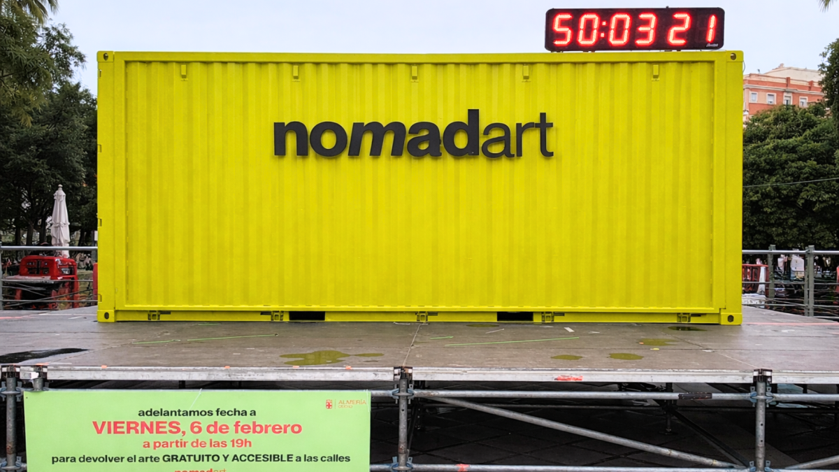 El contenedor amarillo de Nomadart en el mirador de la Rambla de Almería.