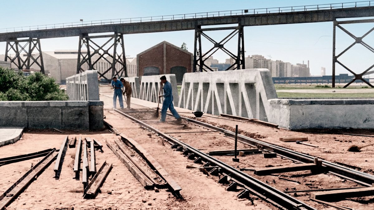 Los obreros  haciendo el desmonte de la vía que cruzaba el puente de las Almadrabillas para unir la estación con la zona portuaria. Julio de 1975.