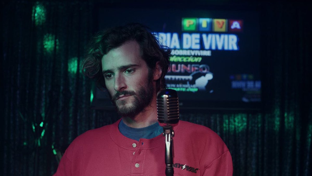 El protagonista de 'Yo la busco' canta  'La alegría de vivir' en un karaoke en el transcurrir de su aventura nocturna por Barcelona.