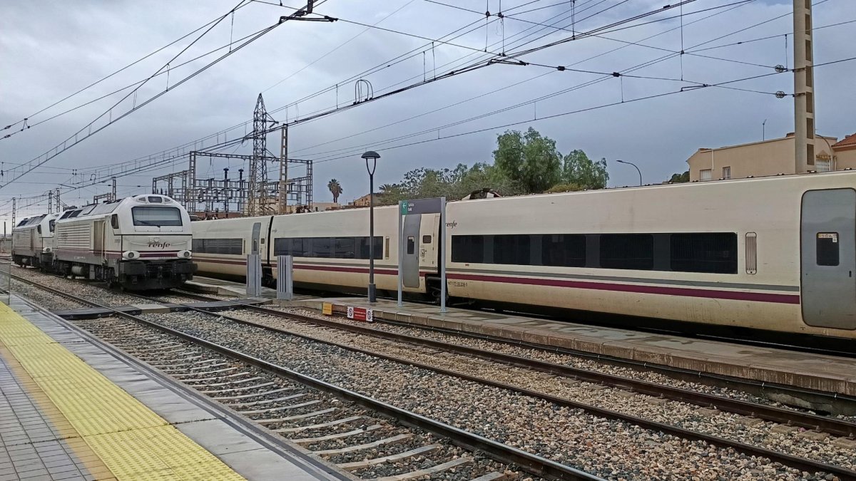El Alvia vuelve a quedarse estacionado en Huércal-Viator junto a las locomotoras 334 del Intercity.