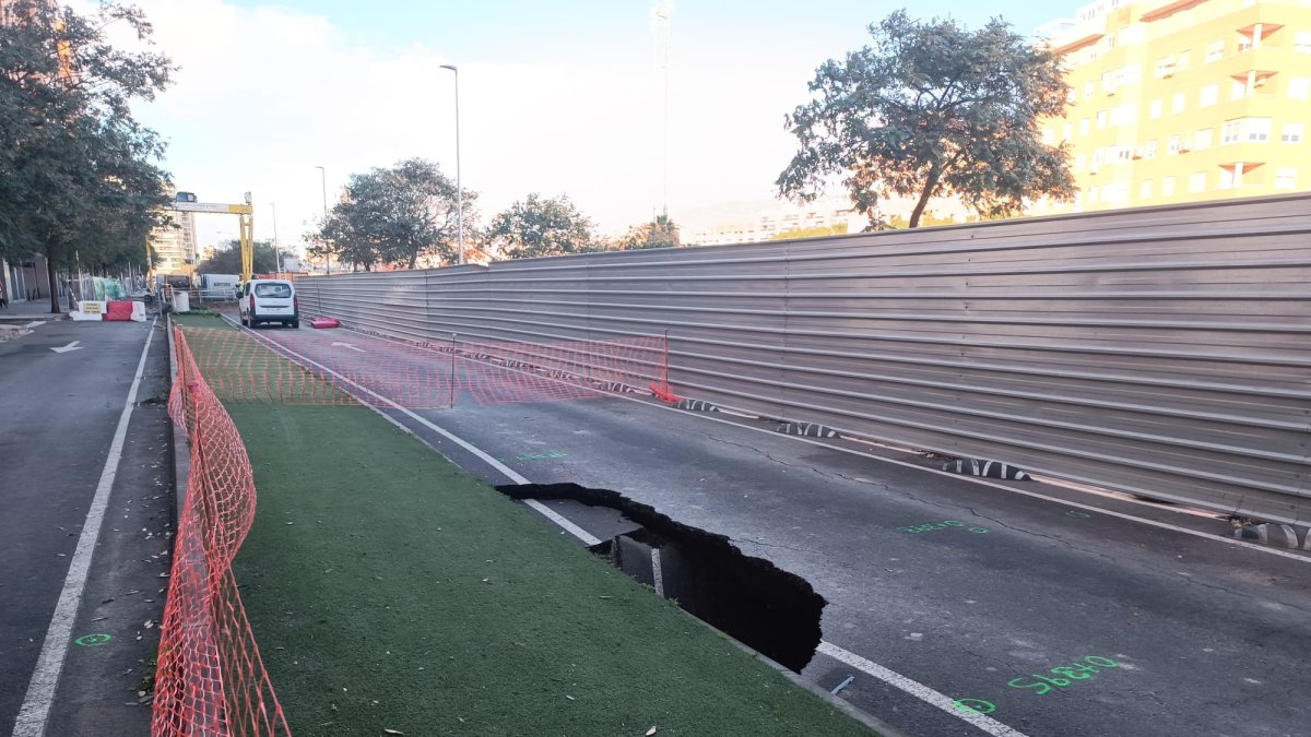 Socavón en la Avenida de Sierra Alhamilla, junto a las obras del soterramiento.