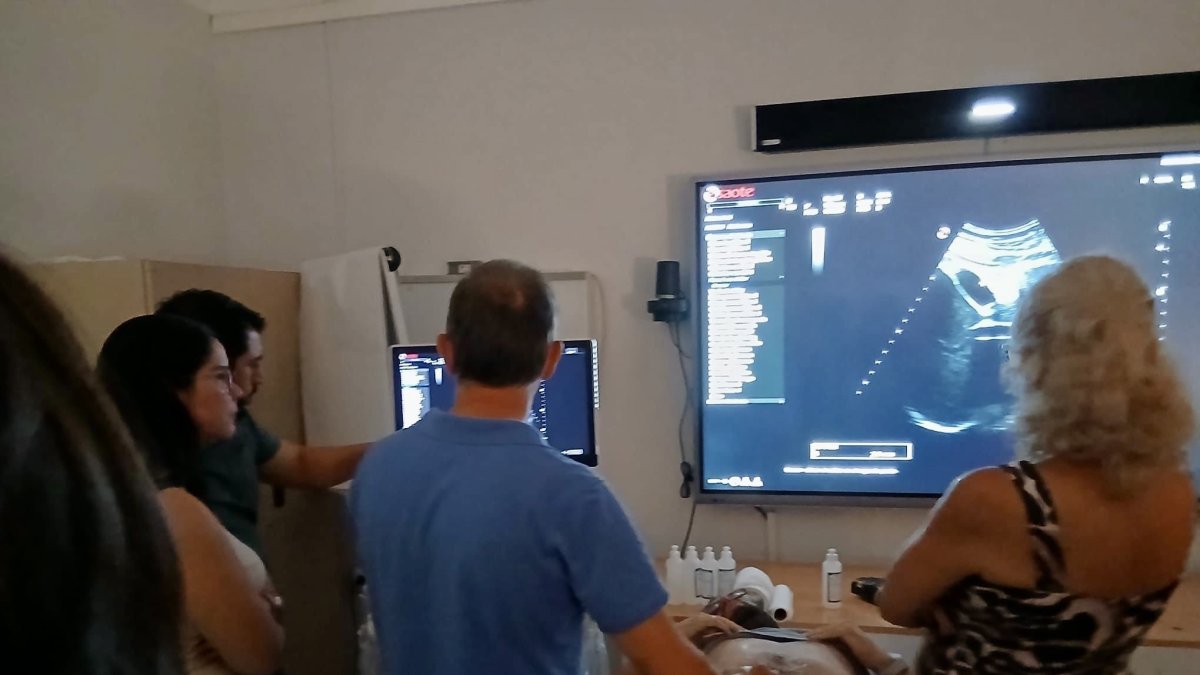 Sesión de formación práctica en ecografía clínica en un centro de salud de Almería.