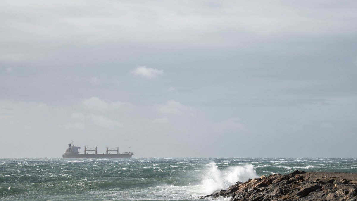 Fuertes vientos costeros derivados de la borrasca Leonardo en Almería.