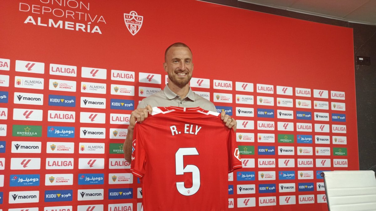El central brasileño, como un niño con zapatos nuevos en el Almería.