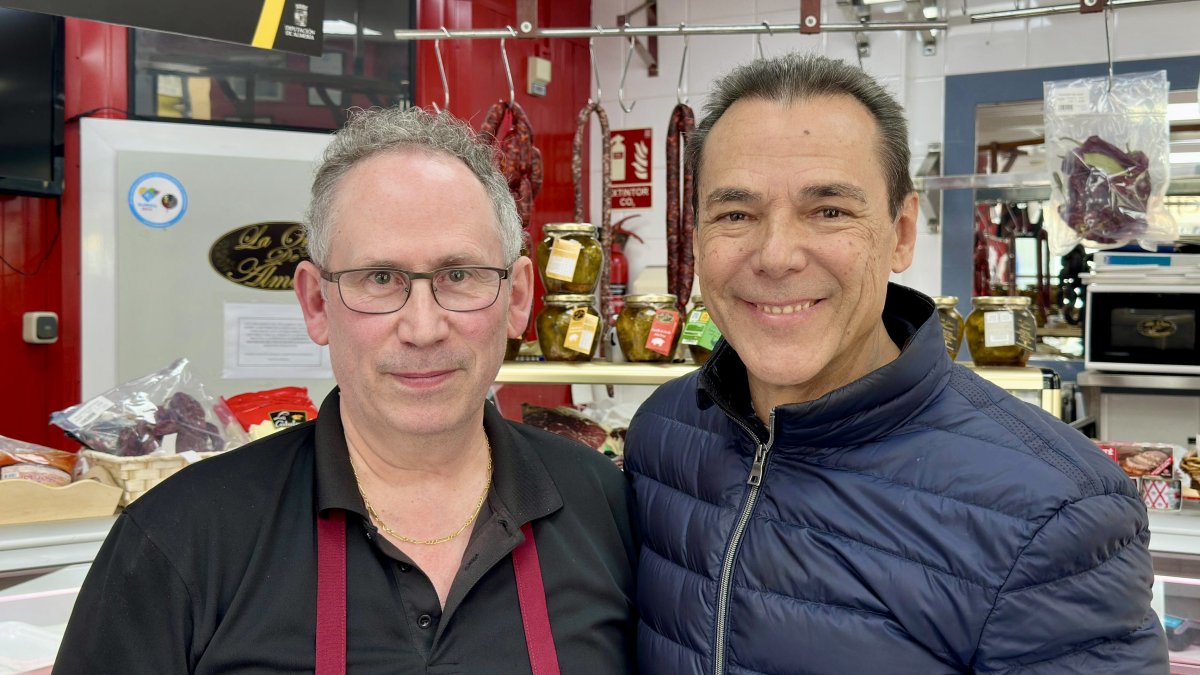 Francisco García, junto al autor de la entrevista Antonio Hermosa, en su carnicería de Almería.