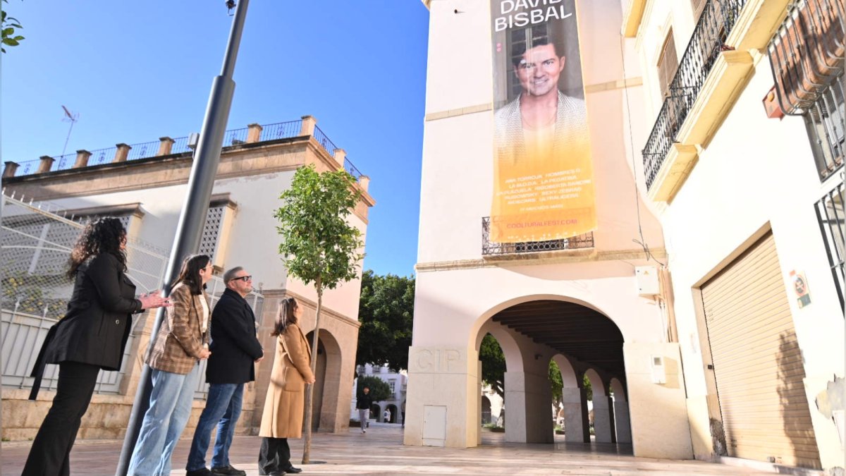 Momento en el que se desplegaba la gran lona del concierto de David Bisbal en la Casa Consistorial de Almería.