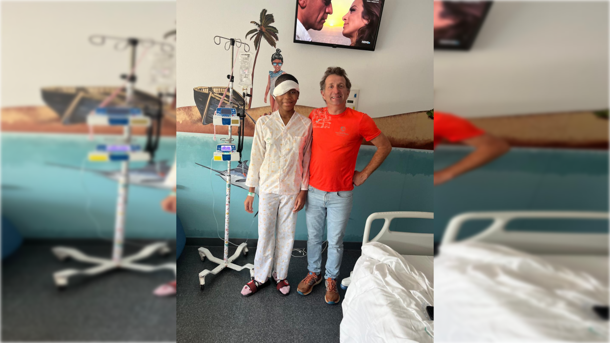 Antonio Huete, jefe de Neurocirugía en Torrecárdenas, junto a su paciente.