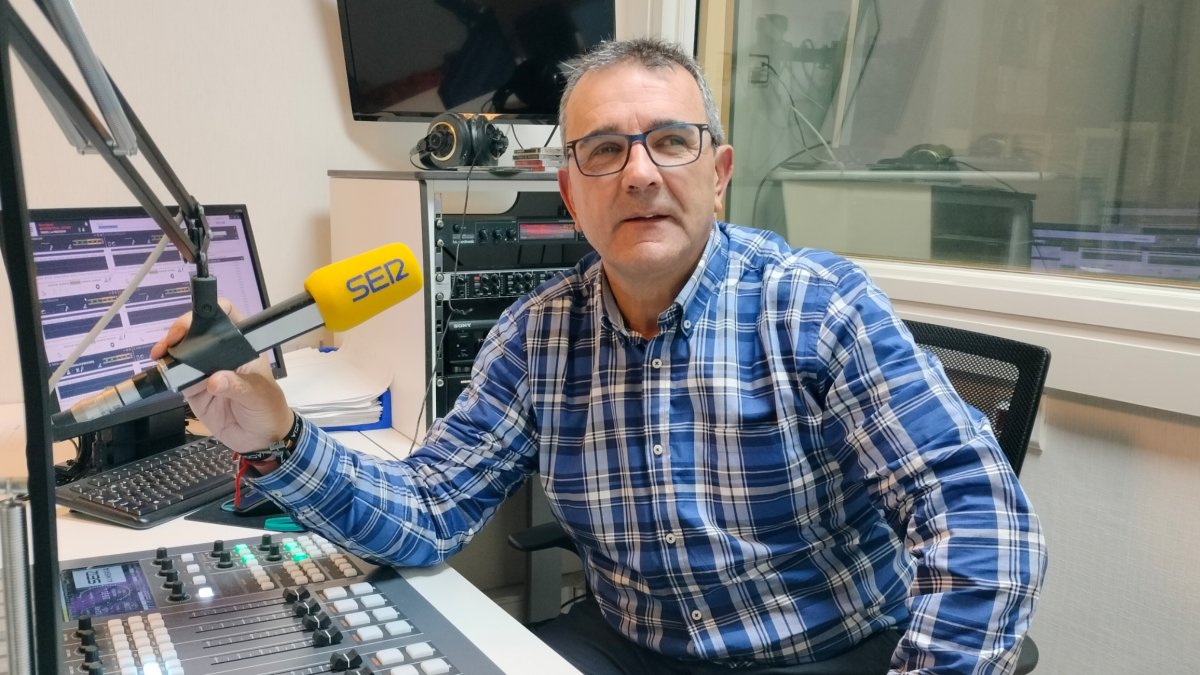 Francis Martín Expósito en el estudio de la Cadena SER donde se grabó el segundo episodio de 'Pegados a la cal'.