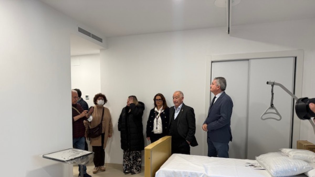 El delegado de Salud ha visitado la residencia de Roquetas de Mar junto al alcalde y autoridades.