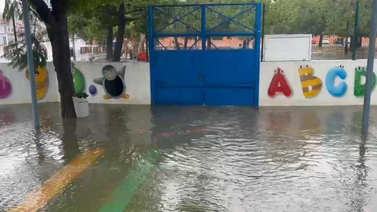 (Foto de ARCHIVO)
Imagen de un colegio inundado por las lluvias.