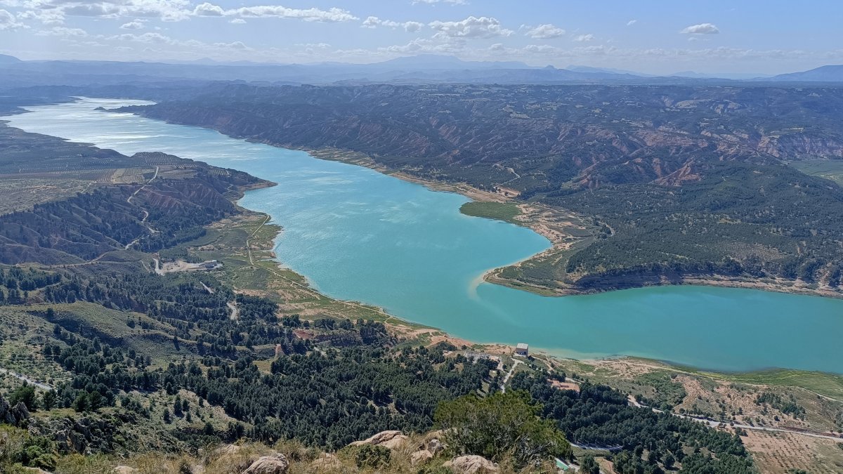 El embalse del Negratín llega a la cota marcada para el trasvase y las estaciones de bombeo volverán a funcionar.