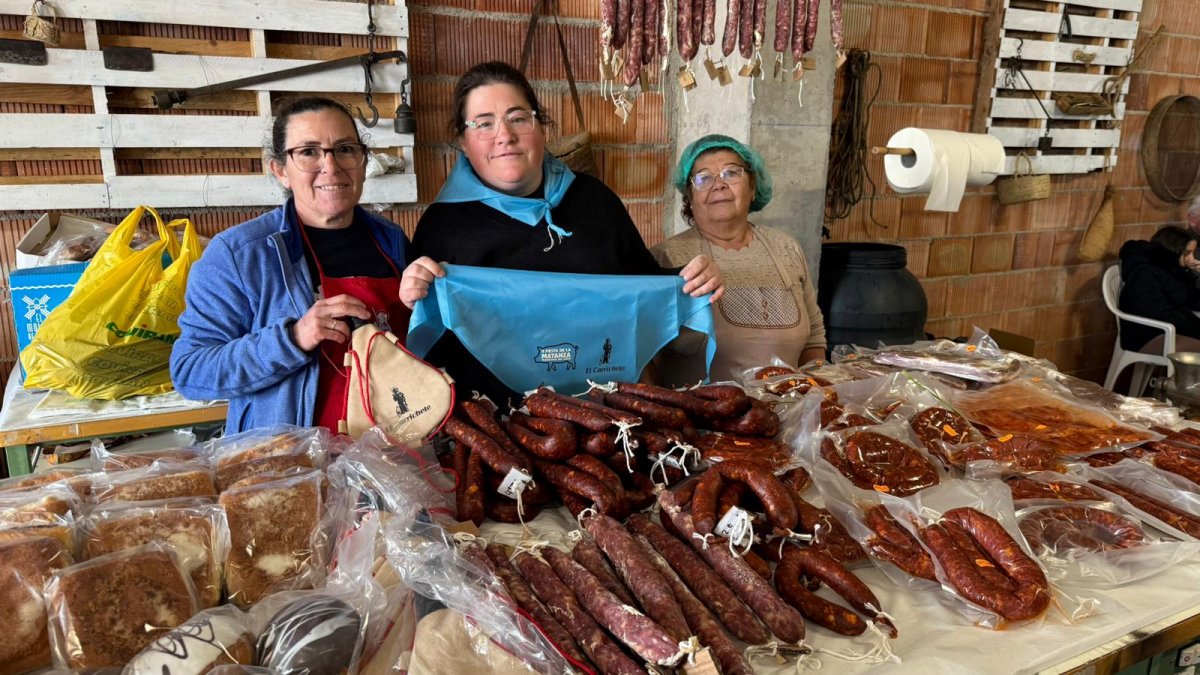 La asociación también ha puesto un expositor con embutidos para llevar.