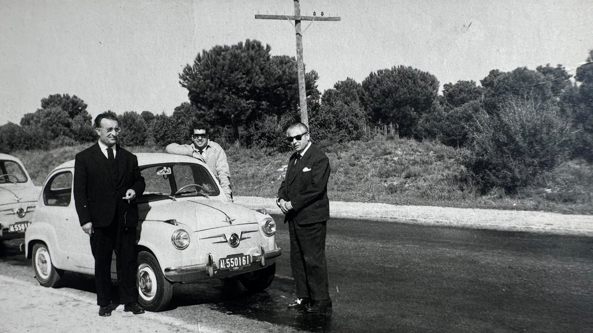 Modesto García Ortega, a la izquierda de la imagen, con los primeros Seat 600 que llegaron a la ciudad.