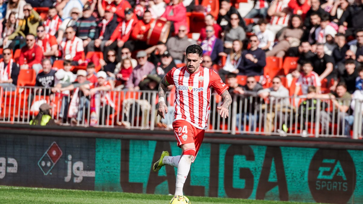 Le toca a Miguel echar un cable para que Cissé se vista con la rojiblanca.