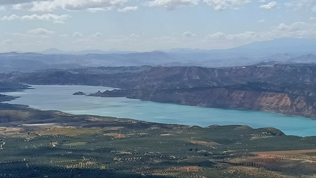 El Negratín (Granada), continúa recibiendo hectómetros cúbicos y ya puede enviar agua a la provincia de Almería.