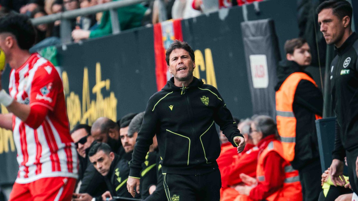 El entrenador catalán del Almería en la banda del Nuevo Mirandilla.