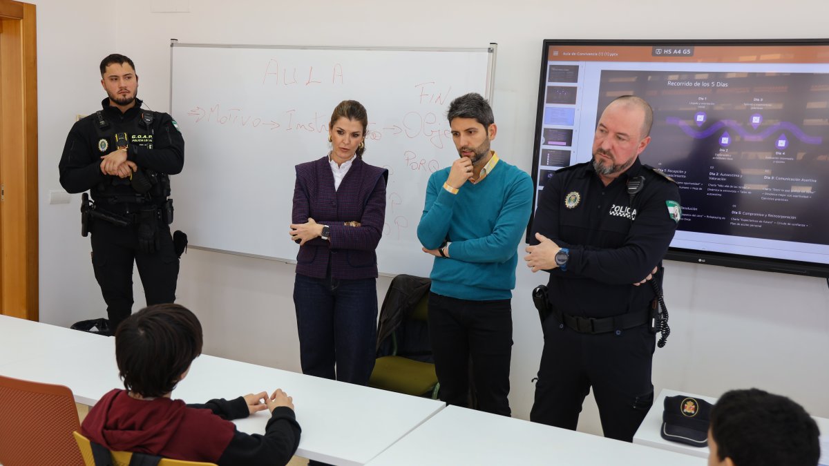 Los ediles de Servicios Sociales y Educación en su visita al Aula de Convivencia de El Ejido.