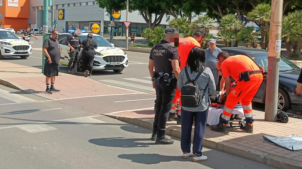 Los equipos sanitarios atendiendo a una mujer accidentada utilizando un patinete eléctrico