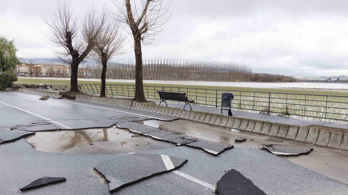 Imagen de los graves desperfectos que el temporal ha ocasionado a la carretera de acceso a Huétor Tajar (Granada). A 9 de Febrero de 2026, en Huétor Tájar, Granada (Andalucía, España).