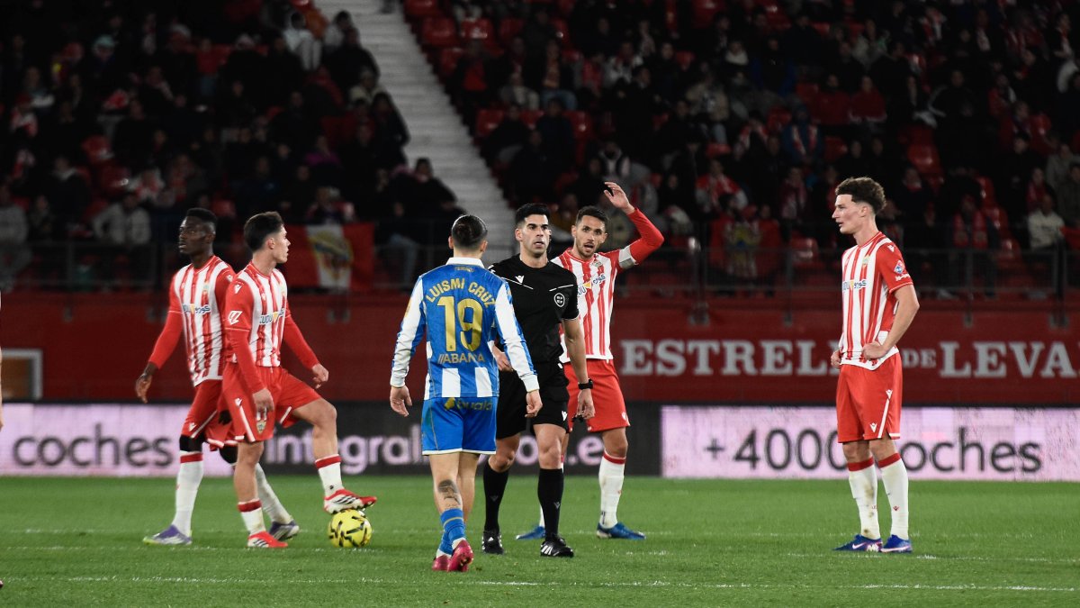 Imagen del partido UD Almería - Depor, arbitrado por el colegiado González Diaz, detenido por una presunta agresión sexual.