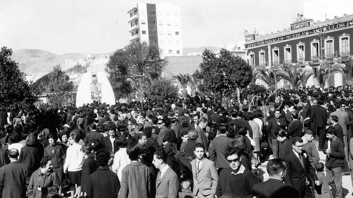 Almería se volcó  con la idea de ser la ciudad del amor y  el Parque se quedó pequeño para venerar al santo de los amores de verdad.