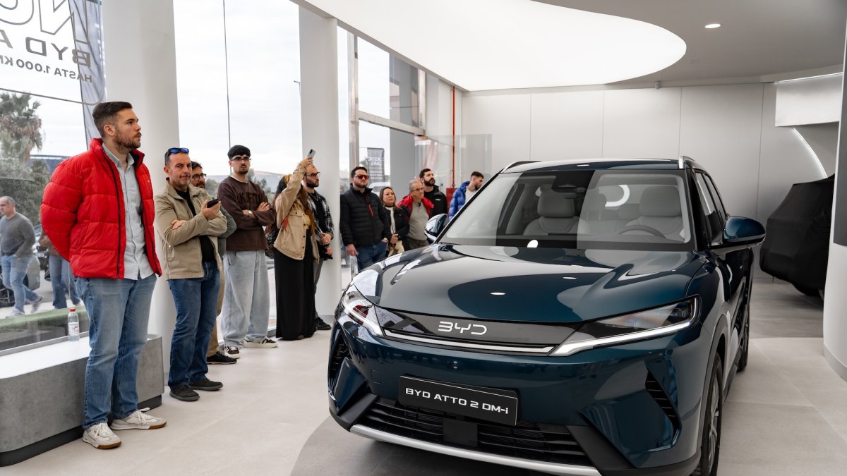 Momento de la presentación del nuevo modelo en las instalaciones de BYD Almería