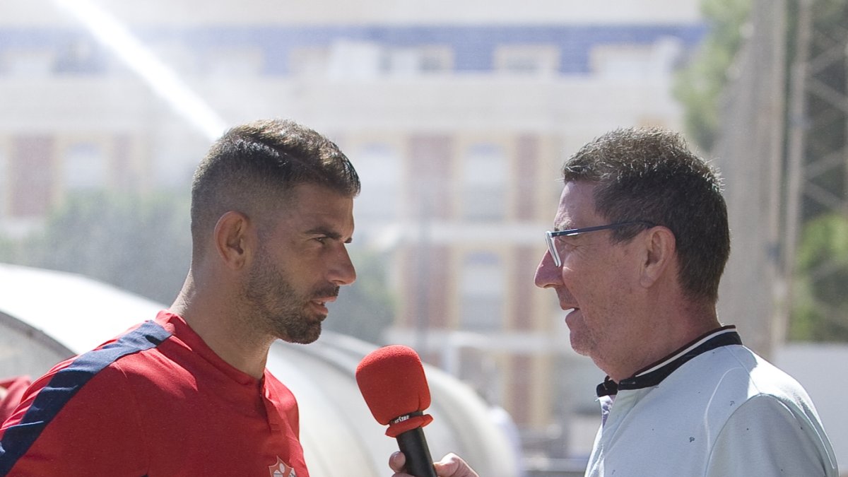 Pepe Cazorla realizando una entrevista.