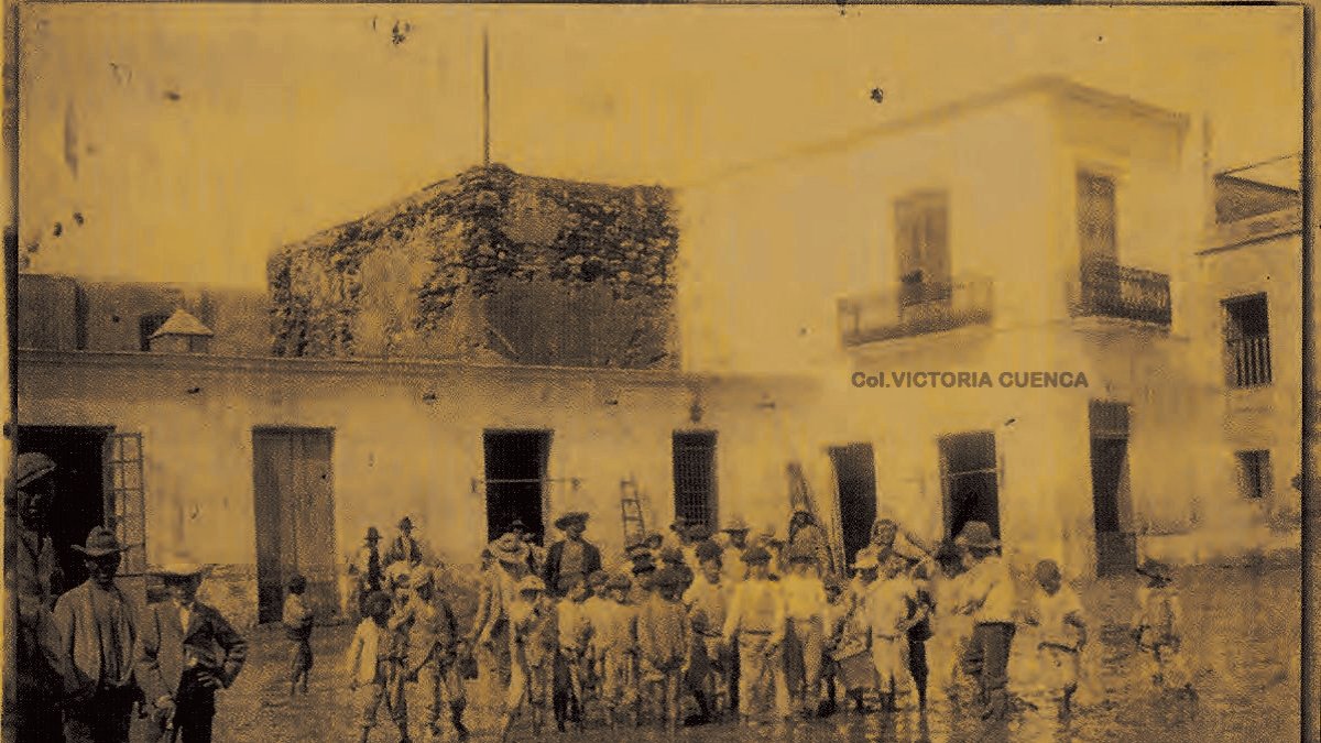 Adra en 1884, la Puerta del Mar, junto al Ayuntamiento actual tras el desbordamiento del rio y de la rambla de las Cruces ( Col. Victoria Cuenca Gnecco)