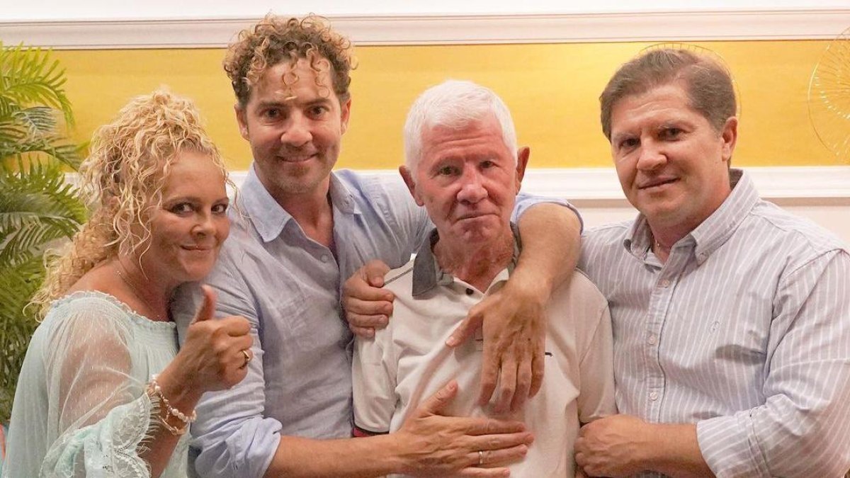 Los hermanos Bisbal (María del Mar, David y José María) con su padre, el campeón de boxeo José Bisbal Carrillo