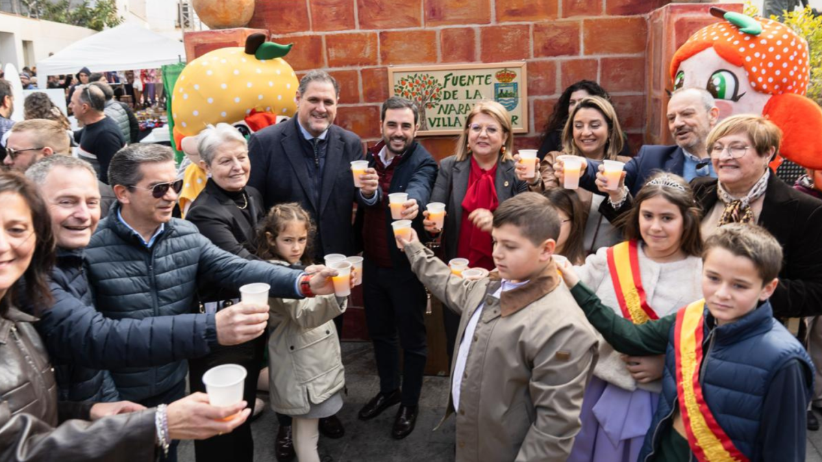 Autoridades de Diputación de Almería, Junta de Andalucía y el Ayuntamiento de Gádor brindan frente a la ya icónica fuente de zumo.
