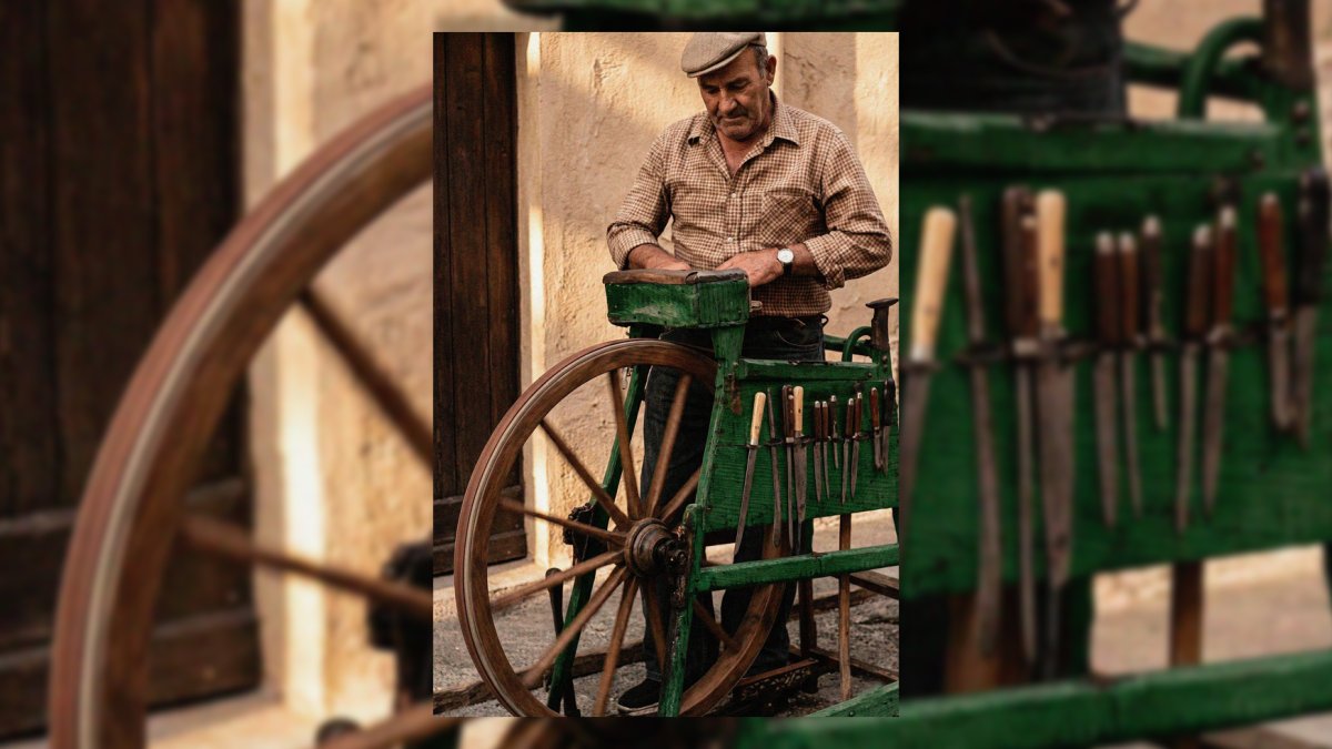Silverio Vallecillo fue el último afilador que recorría las calles de Almería con una afiladora de pedal que había heredado de su abuelo.