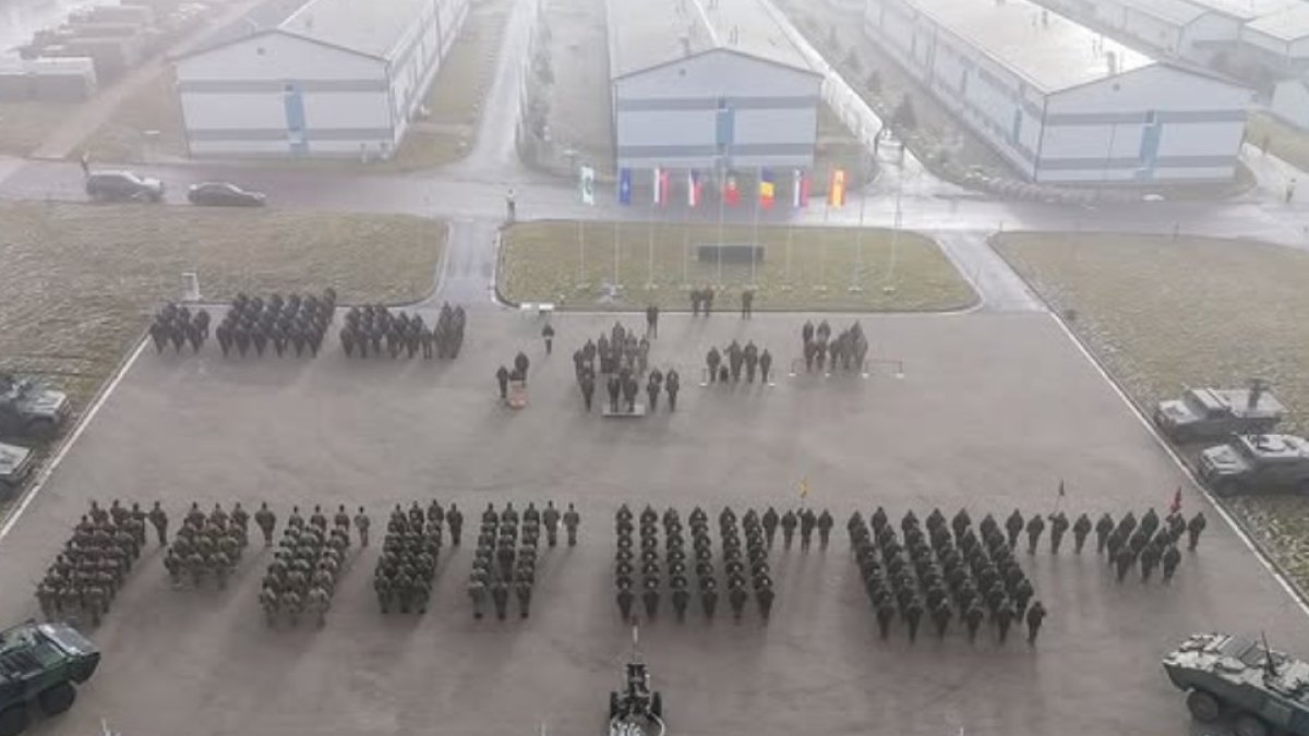 Imagen del relevo del contingente español de la Multinational Brigade Task Force Slovaki en Lest tomando el mando La Legión.