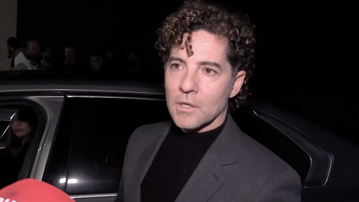 David Bisbal, a su salida del tanatorio en el que ha sido velado su padre.