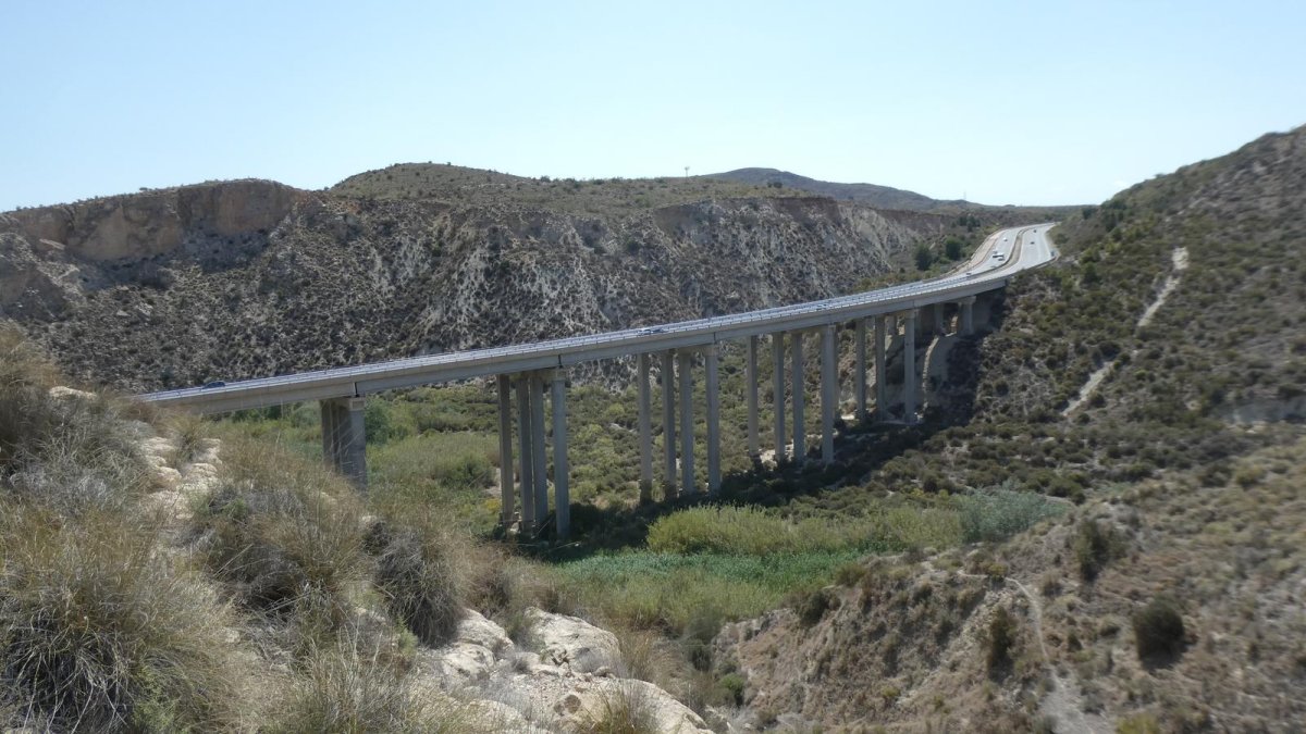 Puente del Barranco del Tesoro, en Sorbas, donde comienza un tramo de Autovía en muy mal estado.