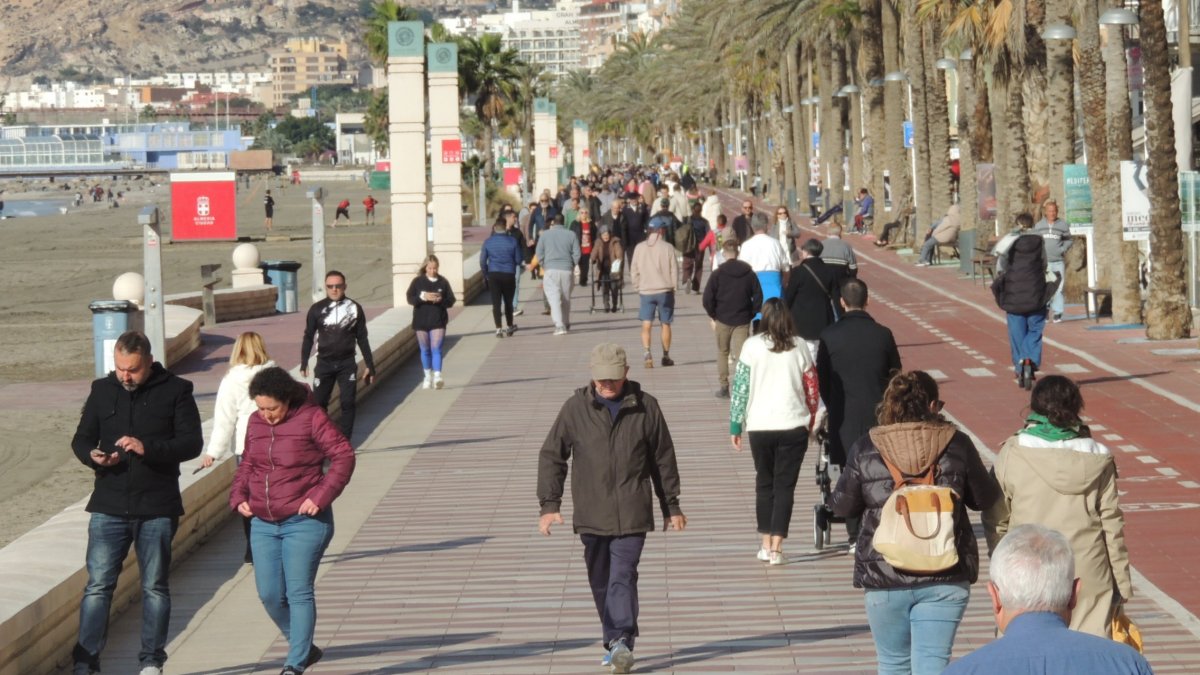 El tren de borrasca da un respiro a Almería y hace subir las temperaturas hasta alcanzar la barrera de los 30 grados.