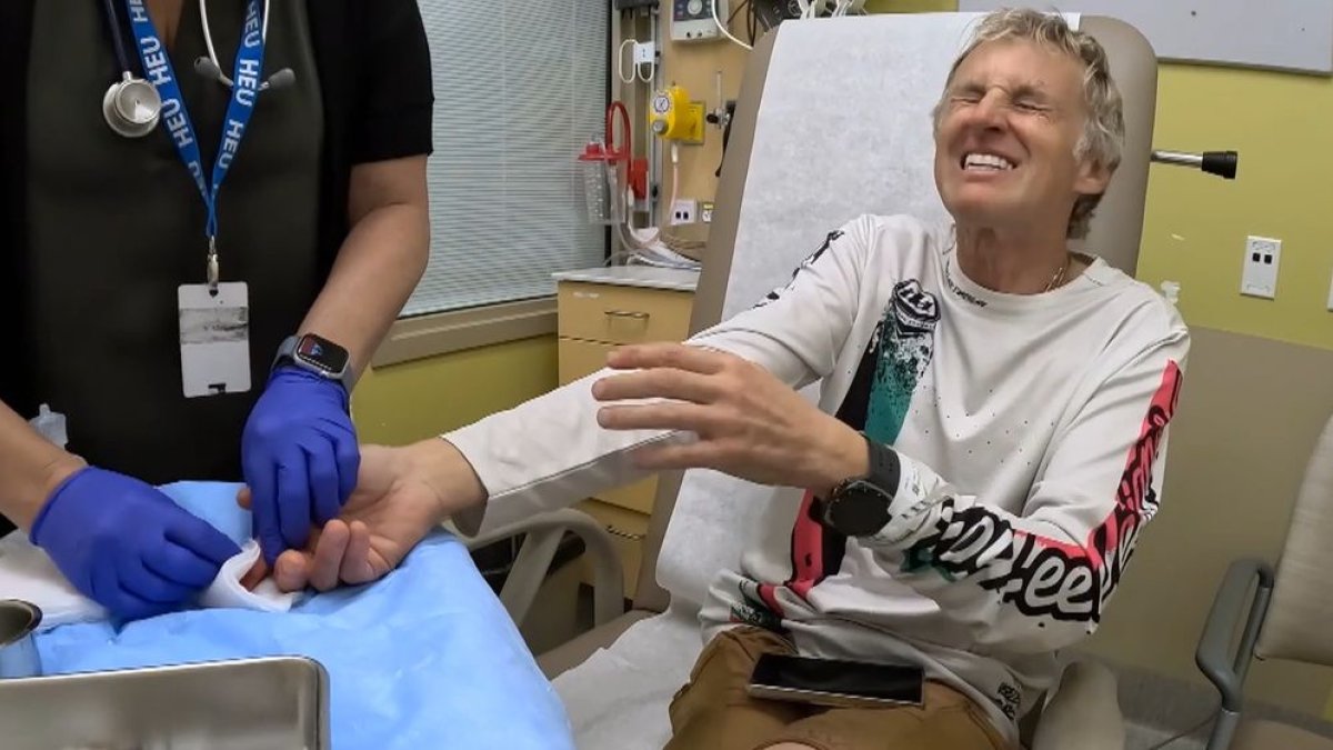 Jesús Calleja es atendido tras su caída.