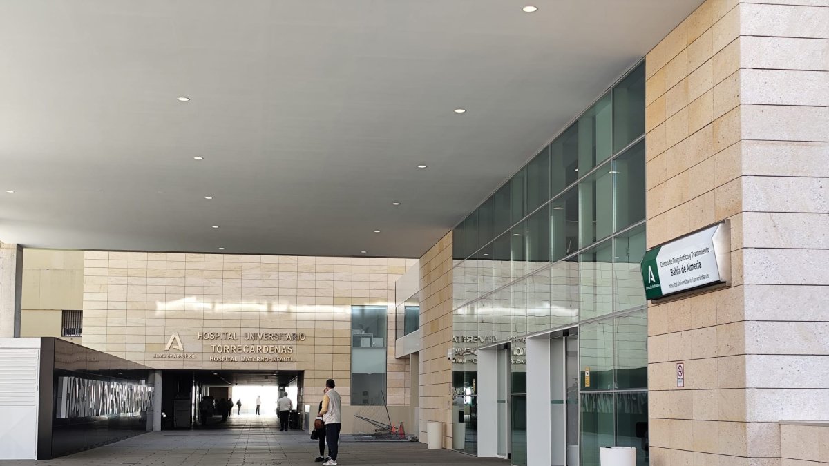 Acceso al Hospital Materno-Infantil de Torrecárdenas, en Almería.